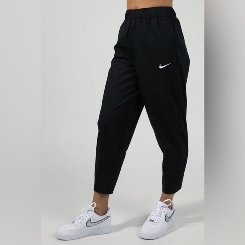 NIKE | Sportswear Essential Curve Pants black highrise Capri - size small